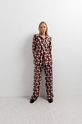 Blazer con Estampado Geométrico en Tonos Vino y Crudo: Elegancia Moderna